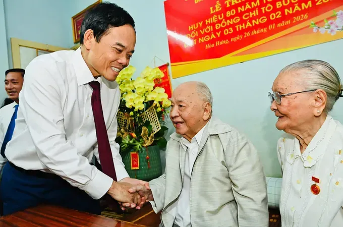 Secretary of the Ho Chi Minh City Party Committee Tran Luu Quang (L) visits Party member To Buu Giam residing in the city’s Hoa Hung Ward on January 26. (Photo: SGGP)